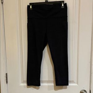 Athleta salutation Capri navy medium Leggings EUC